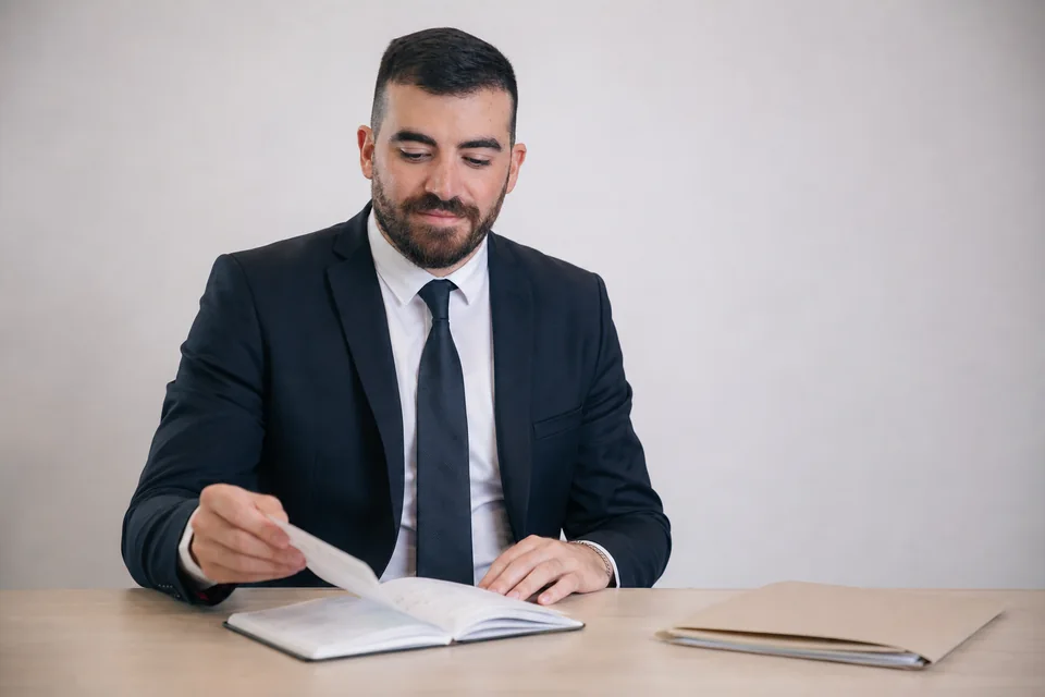 עו״ד אימן דכואר — בדיקת זכאות לדמי חגים